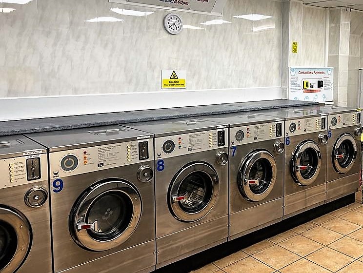 OPLWORTHING's tweet photo. Central Washeteria in South Farm Road, Worthing has had a makeover!  
 ✅Fresh Clean Look ✨ 
 ✅Pay by Cash or Card   
 ✅4 x Large Duvet Machines Available  
 ✅Opens 7.30 am - Last Wash 7pm
#launderette #laundry #worthinglaunderettes https://t.co/kEwO359Shh