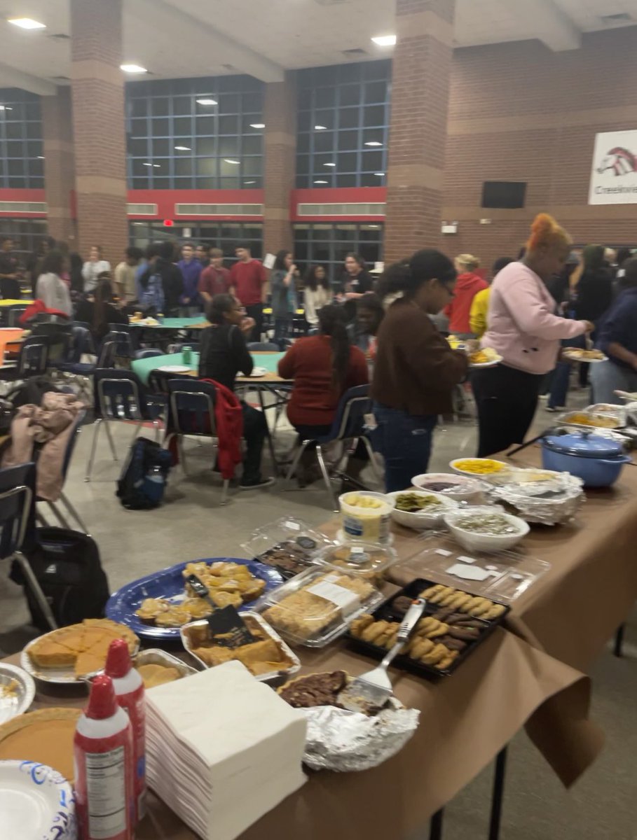 MsCainCHS's tweet photo. Thank you to all who joined us for last night’s Friendsgiving hosted by @creekview_stuco! 🦃🥧 we hope everyone has a safe and enjoyable Thanksgiving break! #CreekviewLeads https://t.co/jOwbqZDOai