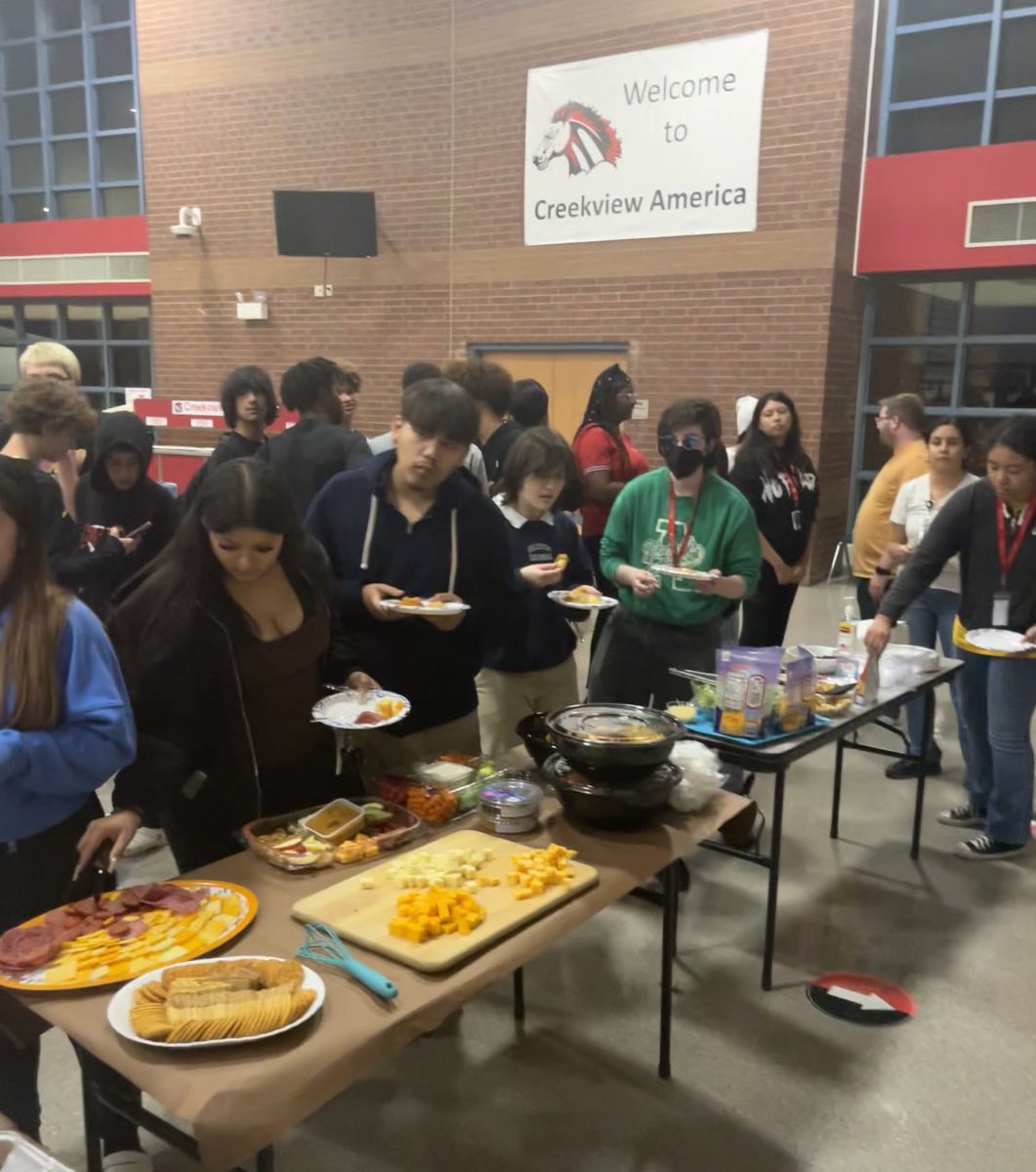 MsCainCHS's tweet photo. Thank you to all who joined us for last night’s Friendsgiving hosted by @creekview_stuco! 🦃🥧 we hope everyone has a safe and enjoyable Thanksgiving break! #CreekviewLeads https://t.co/jOwbqZDOai