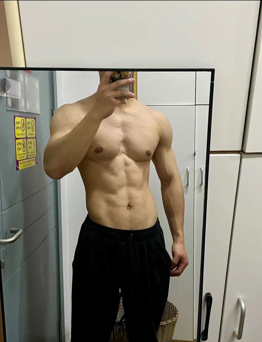 iyang75's tweet photo. 速度越快，白沫越多是真的吗🧐 #帅哥 #体育生 #男菩萨 #肌肉 #腹肌 #胸肌 https://t.co/dvX39RT73Q