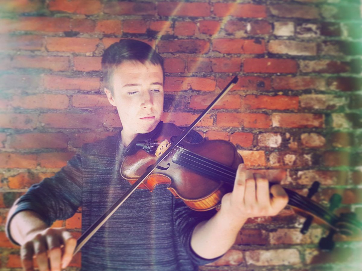 aoifescott's tweet photo. Bródúil inniú 🧡💚
@CathaloCurrain   
#bestemergingartist 
@rteradio1 https://t.co/yyvkVfgNNh