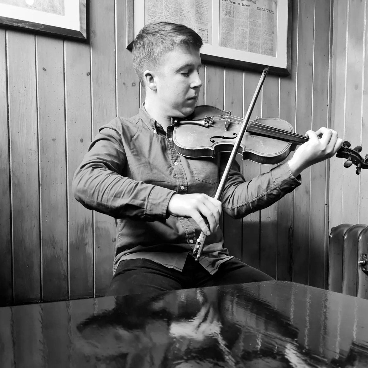 aoifescott's tweet photo. Bródúil inniú 🧡💚
@CathaloCurrain   
#bestemergingartist 
@rteradio1 https://t.co/yyvkVfgNNh