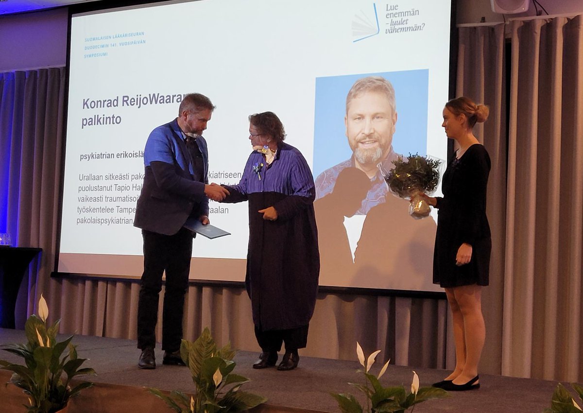 Pakolaispotilaiden psykiatrisen hoidon kehittäjä, psykiatrian erikoislääkäri, Tapio Halla sai arvostetun Konrad ReijoWaaran palkinnon. Halla on kehittänyt etenkin kidutettujen ja vaikeasti traumatisoituneiden potilaiden hoitoa. Lämpimät onnittelut! 💐

#Dvuosipäivä