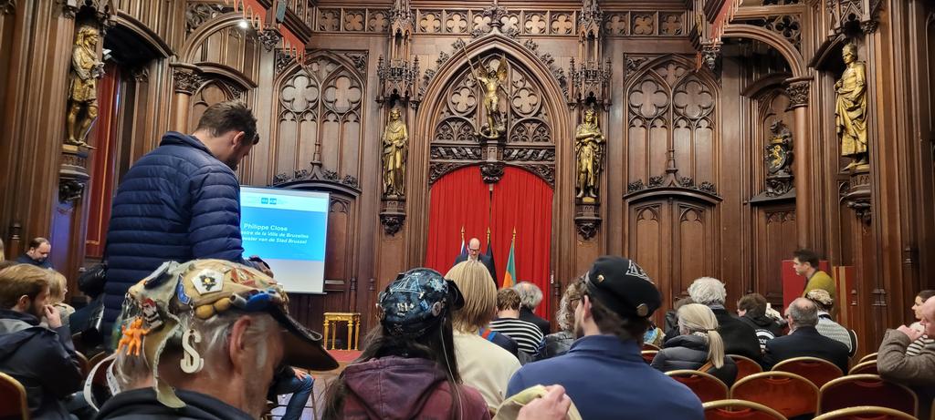 VUBrussel's tweet photo. De boodschap van @StadBrussel burgemeester @PhilippeClose voor de studenten van @VUBrussel en @ulb nadat ze drie jaar hebben moeten wachten op de viering van Sint-Verhaegen door corona? "Lâchez-vous"... En of dat op luid gejuich kon rekenen! Happy St V iedereen!🍀 https://t.co/kJsftxpvLk