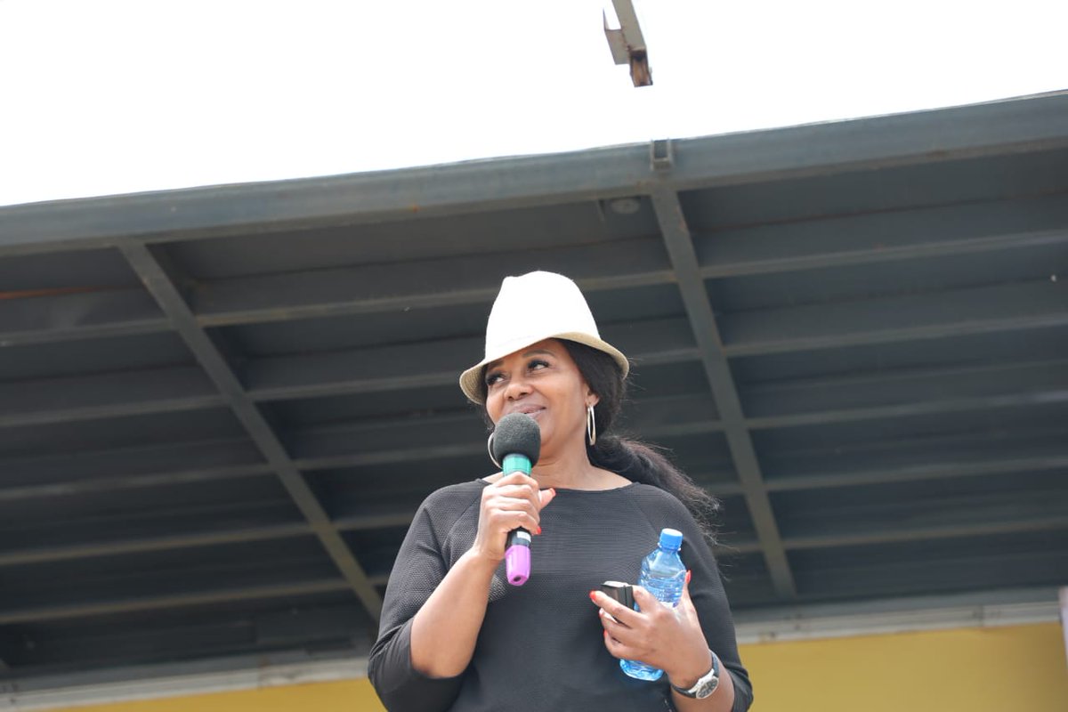 OfficialGDARD's tweet photo. Ms Matilda Gasela @GaselamaG , the HoD for the Department of Agriculture, Rural Development and Environment thanking the community of Winnie Mandela for participating in the clean-up as well as encouraging them to continue cleaning their area. #Threadclosed https://t.co/vA7KvI18J7