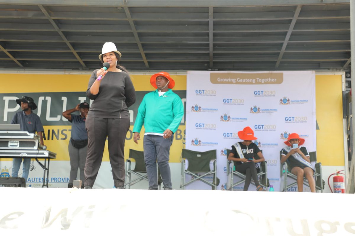OfficialGDARD's tweet photo. Ms Matilda Gasela @GaselamaG , the HoD for the Department of Agriculture, Rural Development and Environment thanking the community of Winnie Mandela for participating in the clean-up as well as encouraging them to continue cleaning their area. #Threadclosed https://t.co/vA7KvI18J7