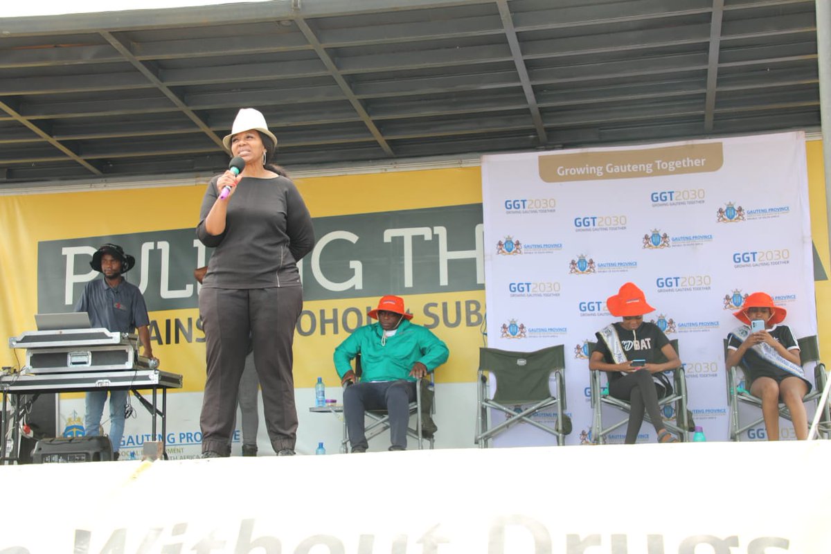 OfficialGDARD's tweet photo. Ms Matilda Gasela @GaselamaG , the HoD for the Department of Agriculture, Rural Development and Environment thanking the community of Winnie Mandela for participating in the clean-up as well as encouraging them to continue cleaning their area. #Threadclosed https://t.co/vA7KvI18J7