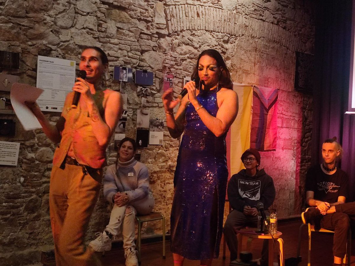espaiQWERTY's tweet photo. Ahir al #BCNqueer va ser el torn de @xtrovertate
 i amiguis (@barjaulatrav @robertopiqueras @enraonem_nos la nostra Ària @_konor13 i aalexsk1999...)

Quina fantasia, quina generositat, quants aprenentatges...

Al món que somniem, @xtrovertate estaria en PrimeTime! https://t.co/HJE5hM3ZaC
