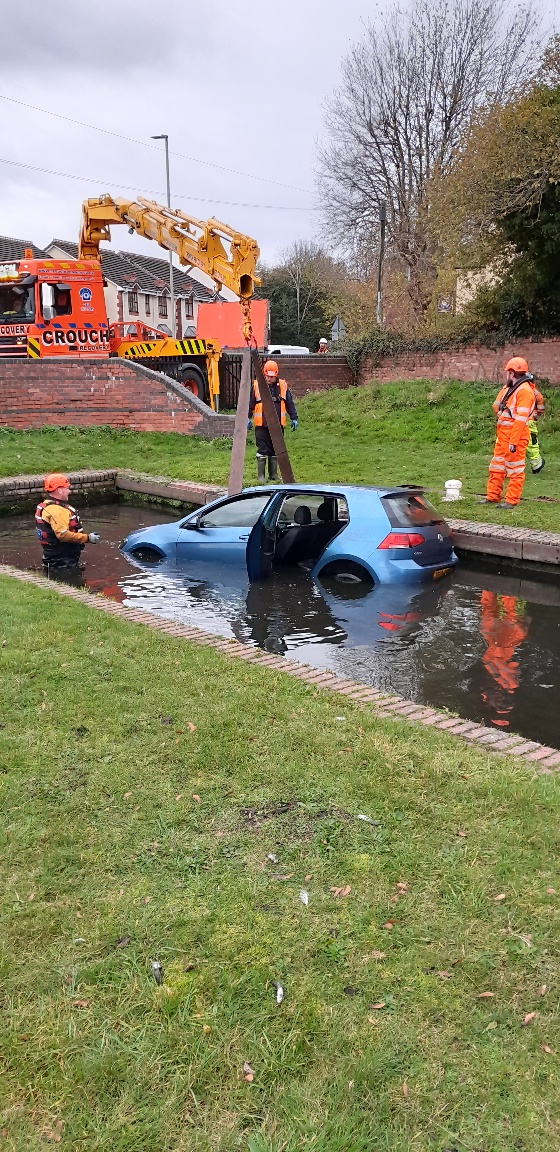 CRTWestMidlands's tweet photo. The car that was in the canal at Delph Locks #Dudley has been removed. Thanks to our operations team who got this car removed in a few days. This the third car dumped into the canal this week - each operation costs us around £10k which as a charity this is money we can't afford😡 https://t.co/9PM3JhaFsr