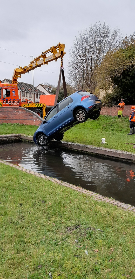 CRTWestMidlands's tweet photo. The car that was in the canal at Delph Locks #Dudley has been removed. Thanks to our operations team who got this car removed in a few days. This the third car dumped into the canal this week - each operation costs us around £10k which as a charity this is money we can't afford😡 https://t.co/9PM3JhaFsr