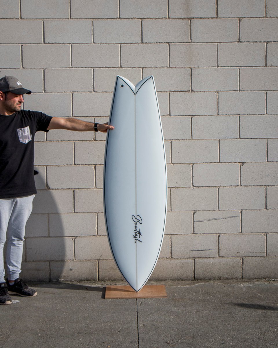 bowltash's tweet photo. CUSTOM MODERN TWIN FISH // Rápida, maniobrable y radical. Para un surf divertido #funboard.

Para Alberto en 5'7 x 20"1/4 x 2"1/2.

#Bowltash #BowltashSurfboards #handshaped #surfboard #madeineurope #twinfish #twinfin #twinfinfish #twinfinsurfboard #modernfish #fishsurfboard https://t.co/a631BmW8eP