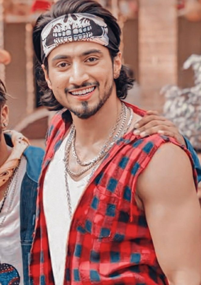 thoughtsofnav's tweet photo. #FaisalShaikh 's look that served but we never got the pictures:( 
ps: i miss his long hair :(

JDJ TROPHY AWAITS FAISU https://t.co/TfXp3mjjSN