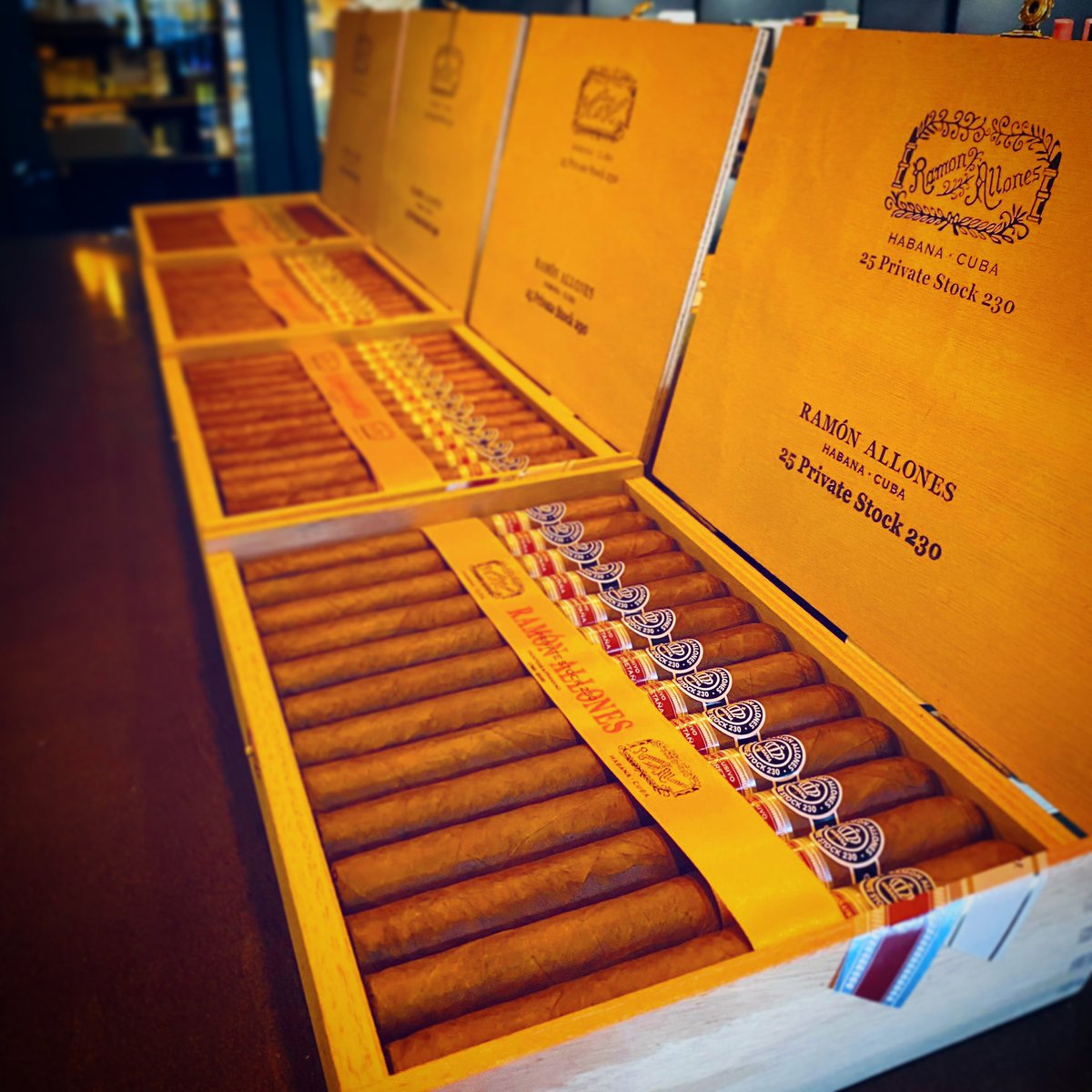 AXISPAW1's tweet photo. Ramon Allones Private Stock 230 🤘
https://t.co/Q1ac9hHyVl
#hed #barevolution #cascnation #casc #cascbar #cascshop #cigar #cigarpunk #cigaroftheday #cigarsmoking #cubancigars #stogie #soursandstogies #stogietime #botl #ramon230 #ramonallones #ra230 https://t.co/bCGLjPBZE3