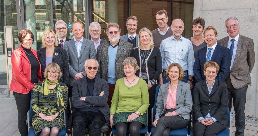 Das sind die 18 Mitglieder der STIKO des <a href="/rki_de/">Robert Koch-Institut</a> , die gesunden Kindern ab 5 Jahren und vorerkrankten Kindern ab 6 Monaten eine wenige erprobte mrna-Therapie empfehlen. Sie hätten die Möglichkeit gehabt, die Kinder vor diesem Experiment zu schützen und taten es nicht.