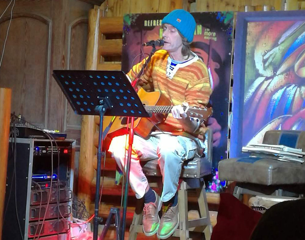 BeehiveChina's tweet photo. @LorenaDyson do I play... 😂 ..yeah #BarrieV #Music #Songs #Songwriter #Composer #Genius https://t.co/Tjkml3X2MO https://t.co/tE6avM5FPk