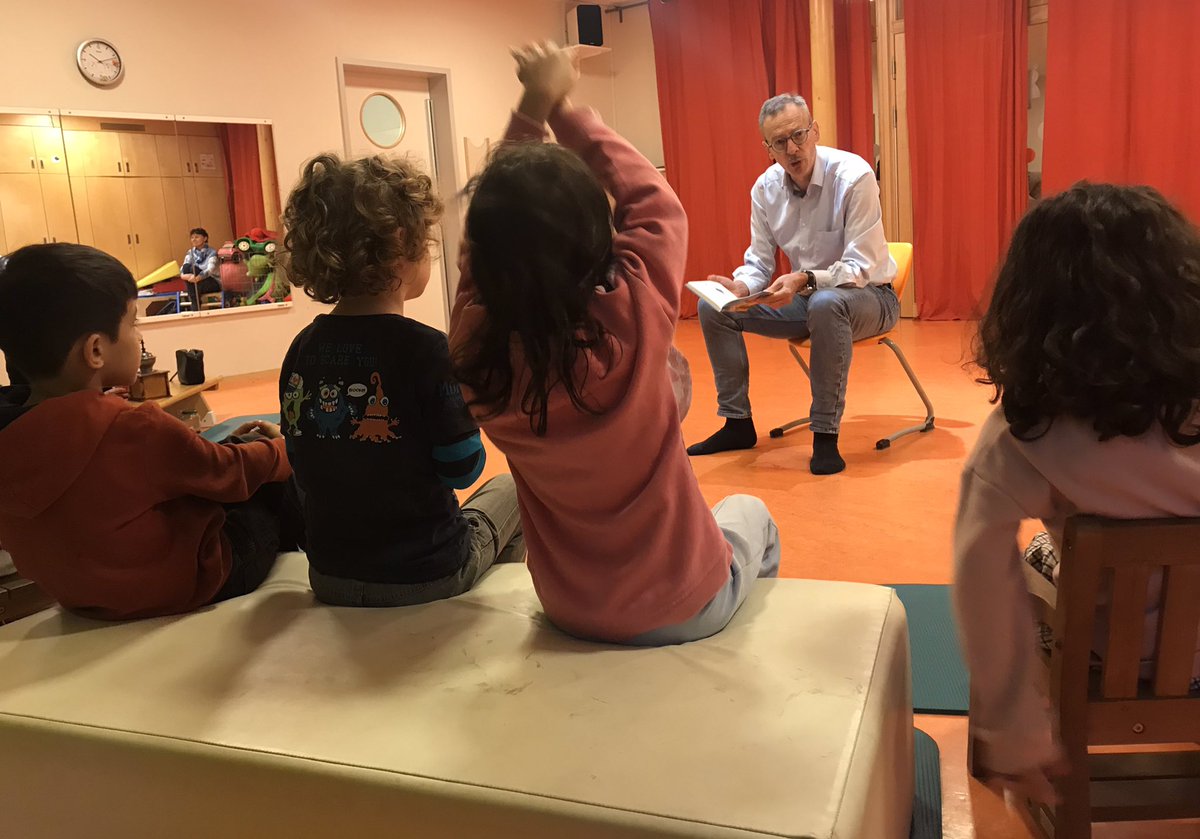 Heute: der entspannteste Termin des Jahres. #Vorlesetag mit meinem #Chef @aok_plus-Vorstand Rainer Striebel. Er liest für Sechsjährige aus sieben Nationen „Der Räuber Hotzenplotz“ in der Dresdner Kita „Kleiner Globus“ (wo insgesamt 29 Sprachen gesprochen werden)  Großes Kino.