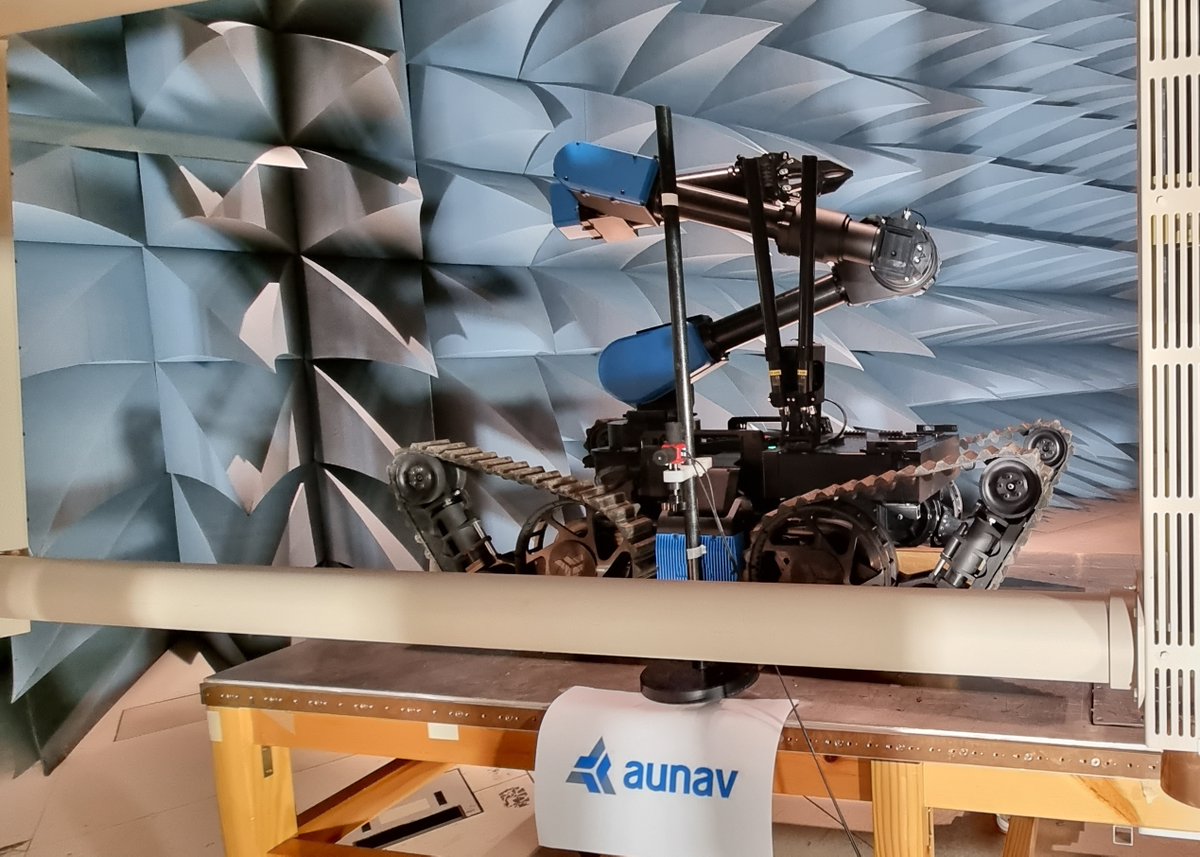 En nuestras instalaciones del Área de Compatibilidad Electromagnética se están desarrollando ensayos del robot 🤖 #Aunav.NEO HD de <a href="/aunav/">aunav</a>. 

Sirve para operaciones policiales 👮‍♂️ y militares de desactivación de explosivos 🧨y para actividades de defensa Nuclear, Radiología, etc.