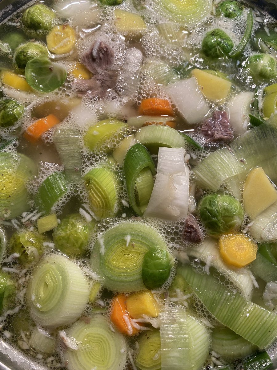 ClaudiEiskalt's tweet photo. Heute gibts zum „ Anschneien“ das ganze ungesunde Zeug #rosenkohl #porree #möhrengedöhns in einem Topf. 😋 https://t.co/OgZEkDiPCw