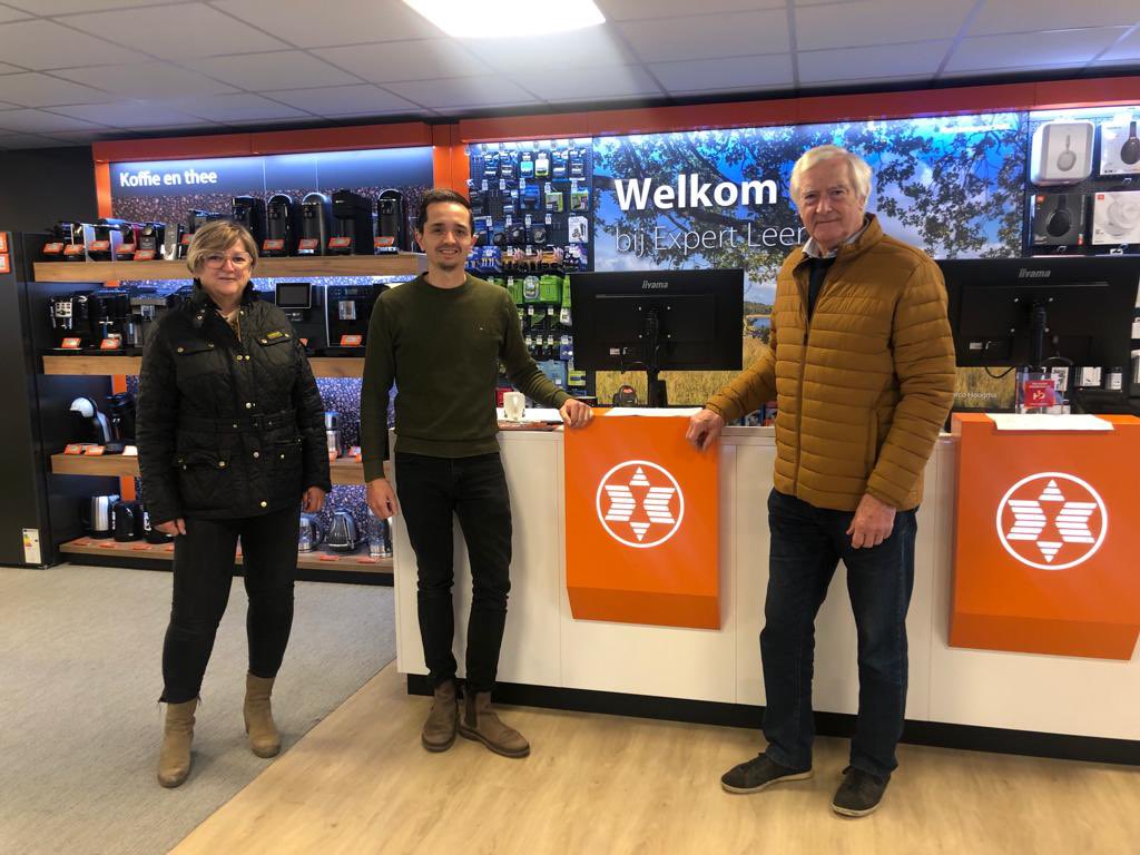 vvdheuvelrug's tweet photo. 2/3 en er een amendement is aangenomen die een centrummanager mogelijk maakt is er namenlijk genoeg gespreksstof om met onze ondernemers te bezoeken. De komende weken zie je ons dan ook regelmatig voorbij komen op bezoek bij een van onze lokale ondernemer 2/3 https://t.co/VZIitcfvNf