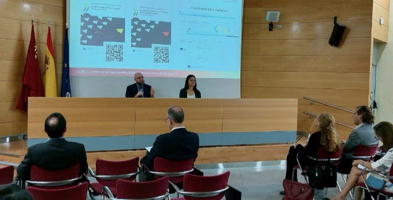 Conferencia final en Murcia del programa <a href="/interregeurope/">Interreg Europe</a> <a href="/SCALEUP_project/">SCALE-UP</a>, cuyo objetivo ha sido analizar  buenas prácticas de escalado de startups para implantarlas en la Región 
carm.es/web/pagina?IDC…