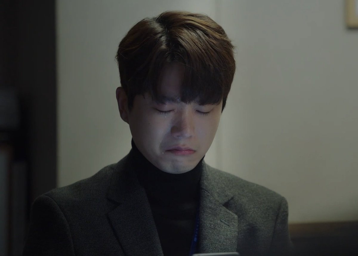 하영정우 첫만남 생각...
사건현장에서 처음 마주치는거 예상외로 괜찮을듯... 초임검사라 의욕 넘치는 와중 증거불충분 강도사건 범인 조사때 받은 인상이 영 꺼림찍해서 피해 주택단지 골목 기웃대는데... 하필 비바람 세차게 몰아치는 밤인데다 인적이 드물고 으슥해서