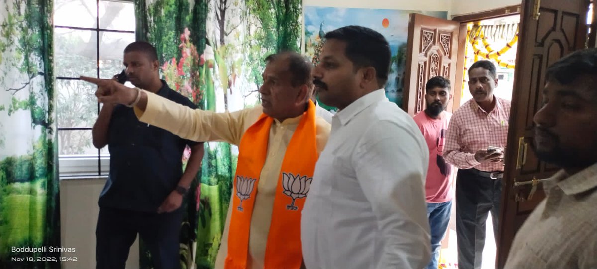 karunasagarllb's tweet photo. On the instructions of @bandisanjay_bjp ji visited the house of BJP MP @Arvindharmapuri garu which is vandalised by TRS Goondas along advocates team, also interacted with his mother...@BJP4Telangana https://t.co/bJN5M8rSnv