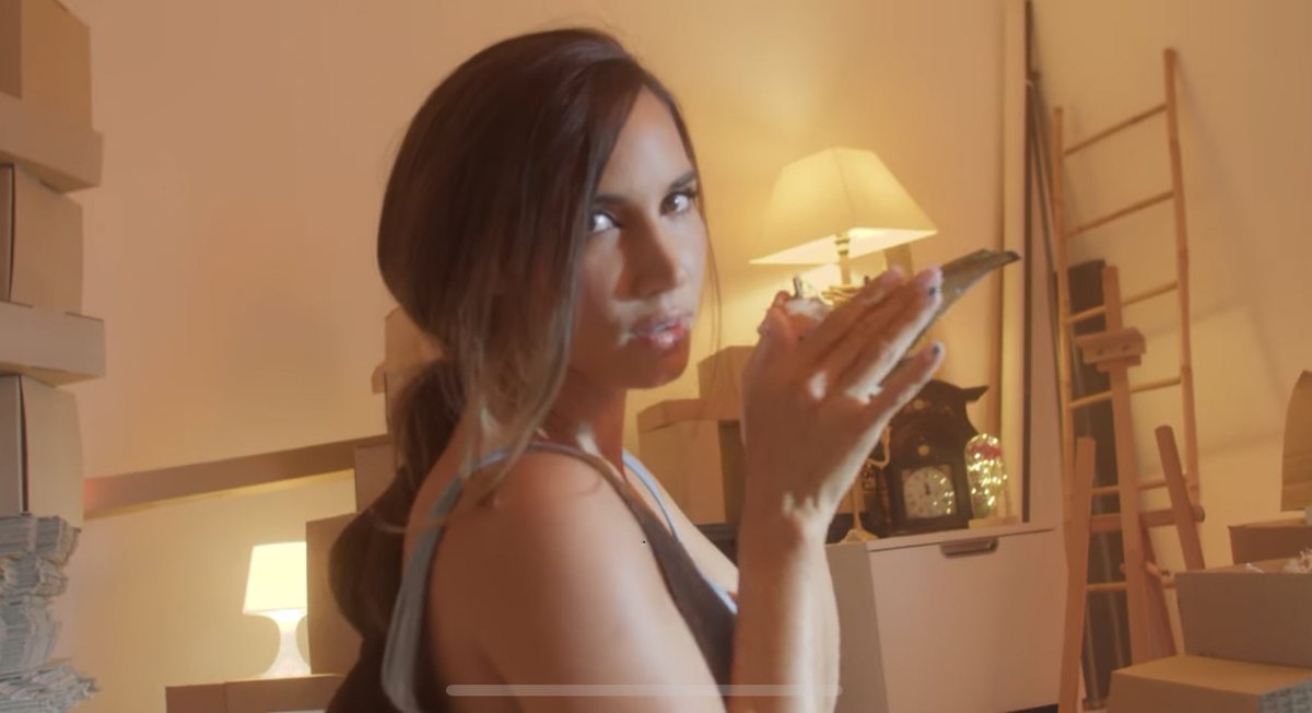 rosyalanzor's tweet photo. Hilo de capturas favoritas y adorables de @IndiaMartinez en el videoclip #5Sentios https://t.co/t9DfVVS3wA