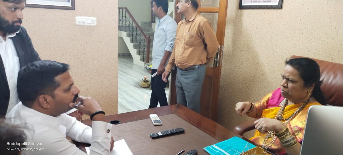 karunasagarllb's tweet photo. On the instructions of @bandisanjay_bjp ji visited the house of BJP MP @Arvindharmapuri garu which is vandalised by TRS Goondas along advocates team, also interacted with his mother...@BJP4Telangana https://t.co/bJN5M8rSnv