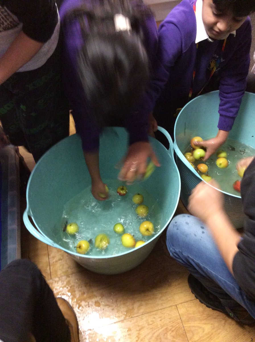 ECS_Keighley's tweet photo. Year 4 enjoyed making apple juice this morning, they went through the process from apples to juice. We are looking forward to planting our fruit trees next year.Thank you Fruit Works co-operative. #outdoorlearning #CLOtC #caringforourenvironment @FruitWorksCoop https://t.co/95792mCujj