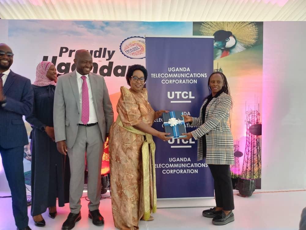 MAGEZIKIRIINJJU's tweet photo. Hon. @Hon_Ssebugwawo, minister of state @MoICT_Ug, as one of the two shareholders of Uganda Telecommunications Corporation Limited receives assets from Administrator, Miss Ruth Sebatindira. @UCC_Official @StateHouseUg @ugandainvest @HonAniteEvelyn @Rwakakamba
#UTCLKyaffe https://t.co/lwiOewZj1K