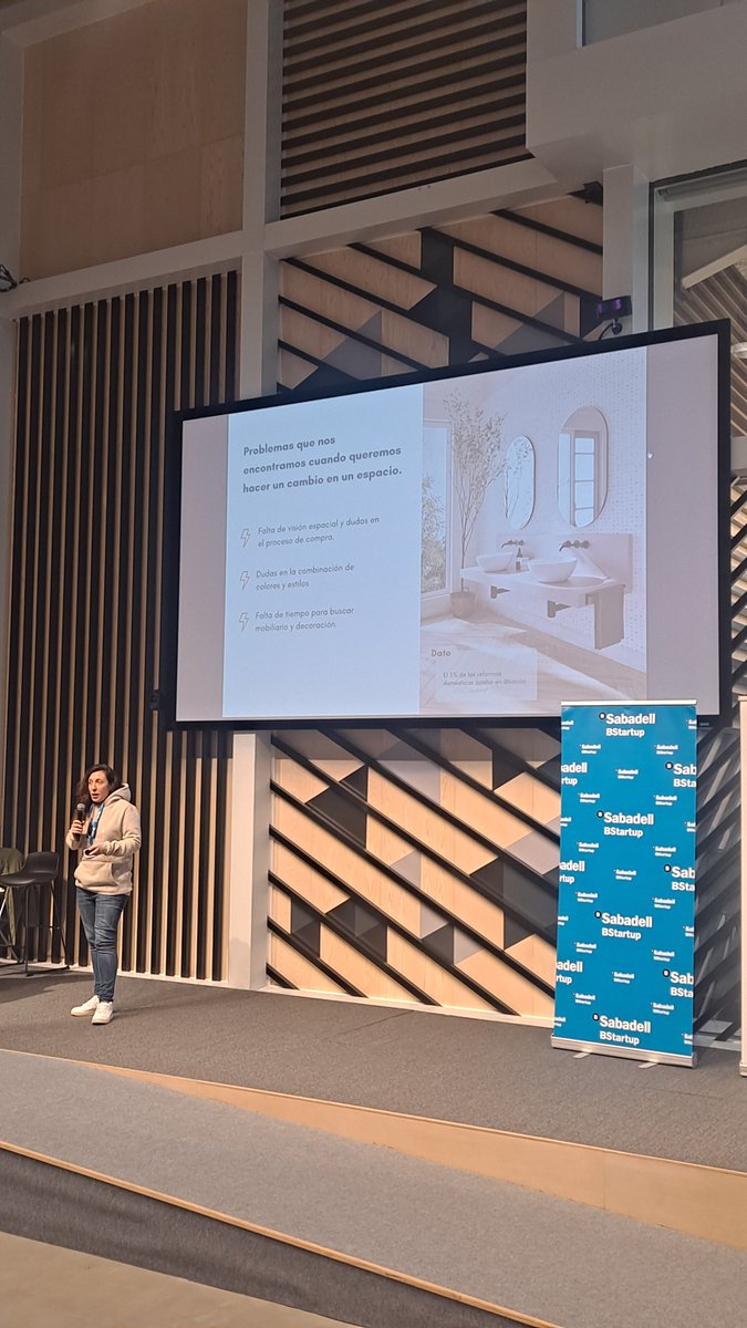 seedrocket's tweet photo. A continuación tenemos a @la_teua presentando su proyecto #SeedRocketCampus https://t.co/LH4nCl9RB0
