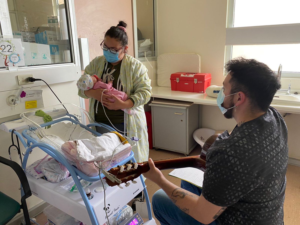 Servicio de Neonatología organizó jornada de #Musicoterapia realizada por el #TerapeutaOcupacional y Magister en Musicoterapia, Sebastián Herrera. 
Personalizada para cada uno de los #prematuros, escuchando también el canto materno y paterno se llevo a cabo dicha actividad.🍼👶🏻