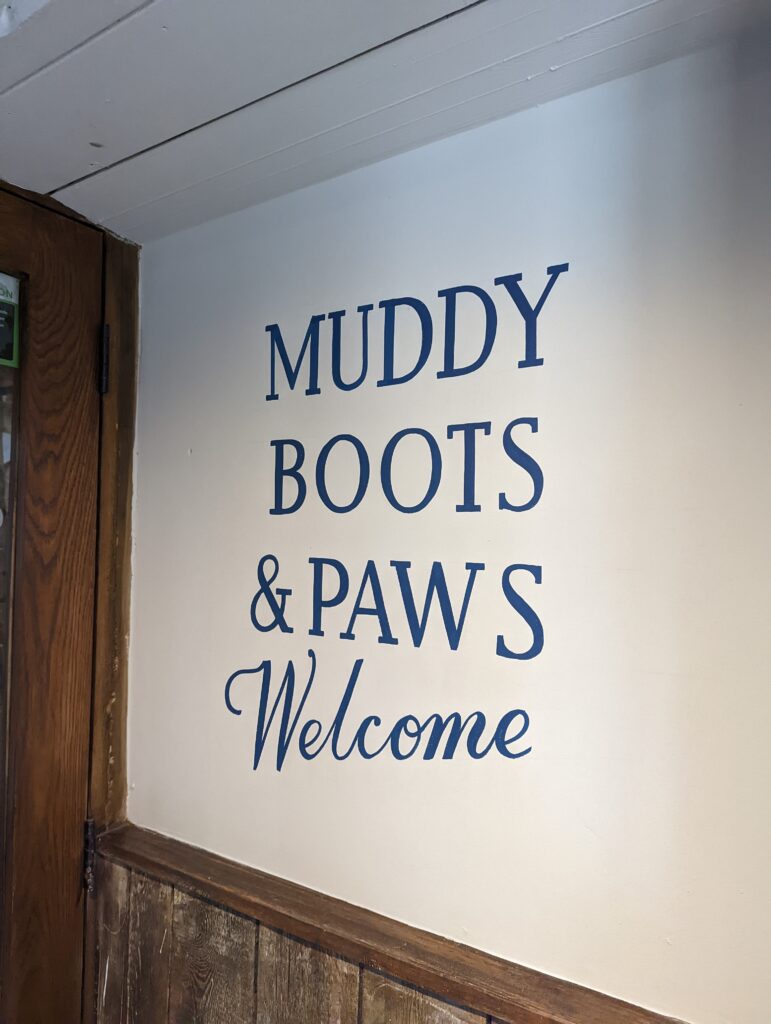 BittenOxford's tweet photo. The Turnpike in Yarnton has recently undergone a makeover, and Holly &amp; Rachel went to check it out... and it sounds like the perfect cosy place to warm your cockles over Winter.

https://t.co/kGyr0eejKI 
#invite #Oxfordshire https://t.co/KM908Dqfd2