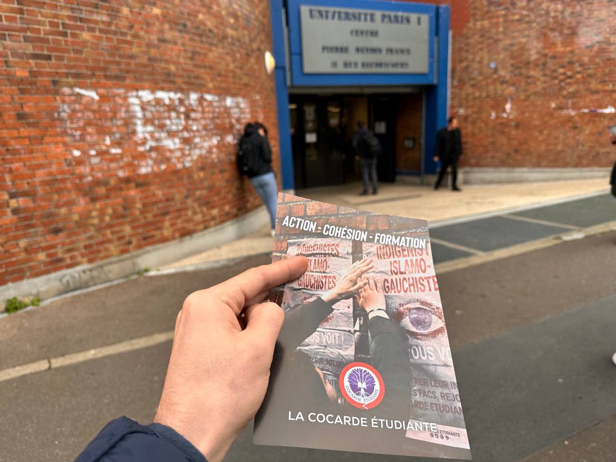Cocarde_Sorbon's tweet photo. Présents ce matin au centre Tolbiac de @SorbonneParis1 pour un tractage. Comme toujours, beaucoup de personnes intéressées. 🔥 https://t.co/nvigy4Lk0Z