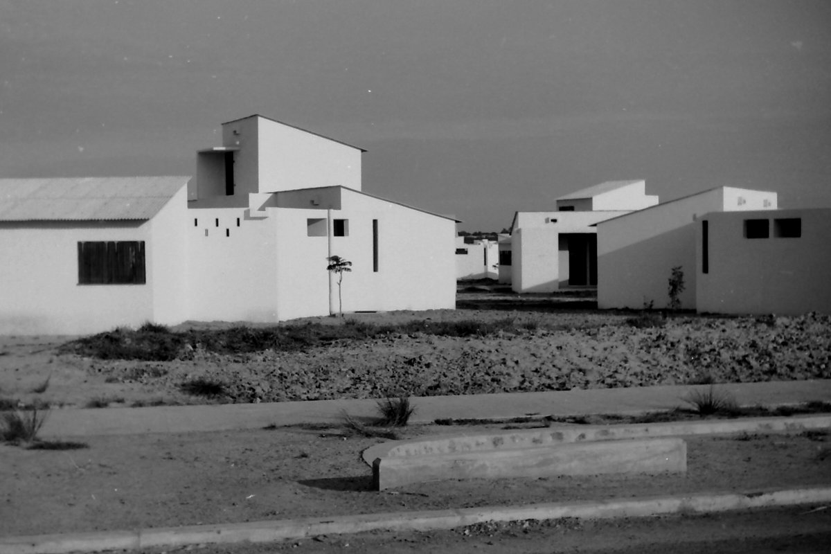 iaindjackson's tweet photo. Photographs of #Tema, #Ghana from 1950s. Taken by architect Michael Hirst, who had just qualified from @AASchool . Hirst lived in the Lasdun designed flats whilst designing some of the other housing, markets, and health facilities in the new town. https://t.co/hbZQ6qdz5O