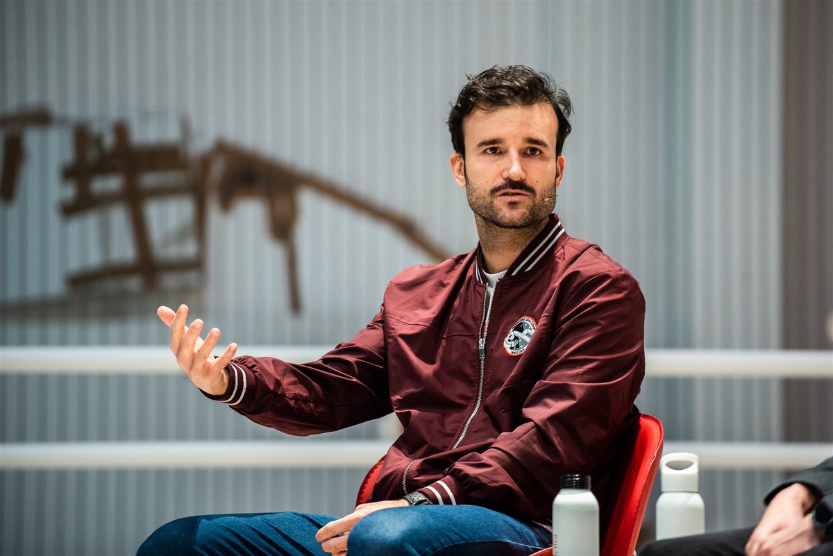 Después vino la Mesa Redonda: 'Valores y crecimiento empresarial, ¿Son compatibles en la era digital?' con <a href="/ptr_imascono/">Peter imascono</a> <a href="/imascono/">Imascono</a>, <a href="/hectormainar/">Héctor Mainar</a> @FutbolEmotion, <a href="/pquiros/">Paula Quirós</a> <a href="/CloudCoachers/">Cloud Coachers</a>, <a href="/MartaGasc/">Marta Gascón Jiménez</a> <a href="/20m/">20minutos.es</a> #20Bits 

II #DigitalZAC