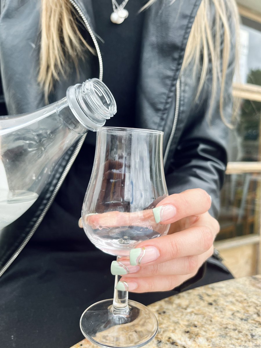 jana_rtf_'s tweet photo. I do my nails to make sure my drinks are always in style #nails https://t.co/MiJUqgDuZ8