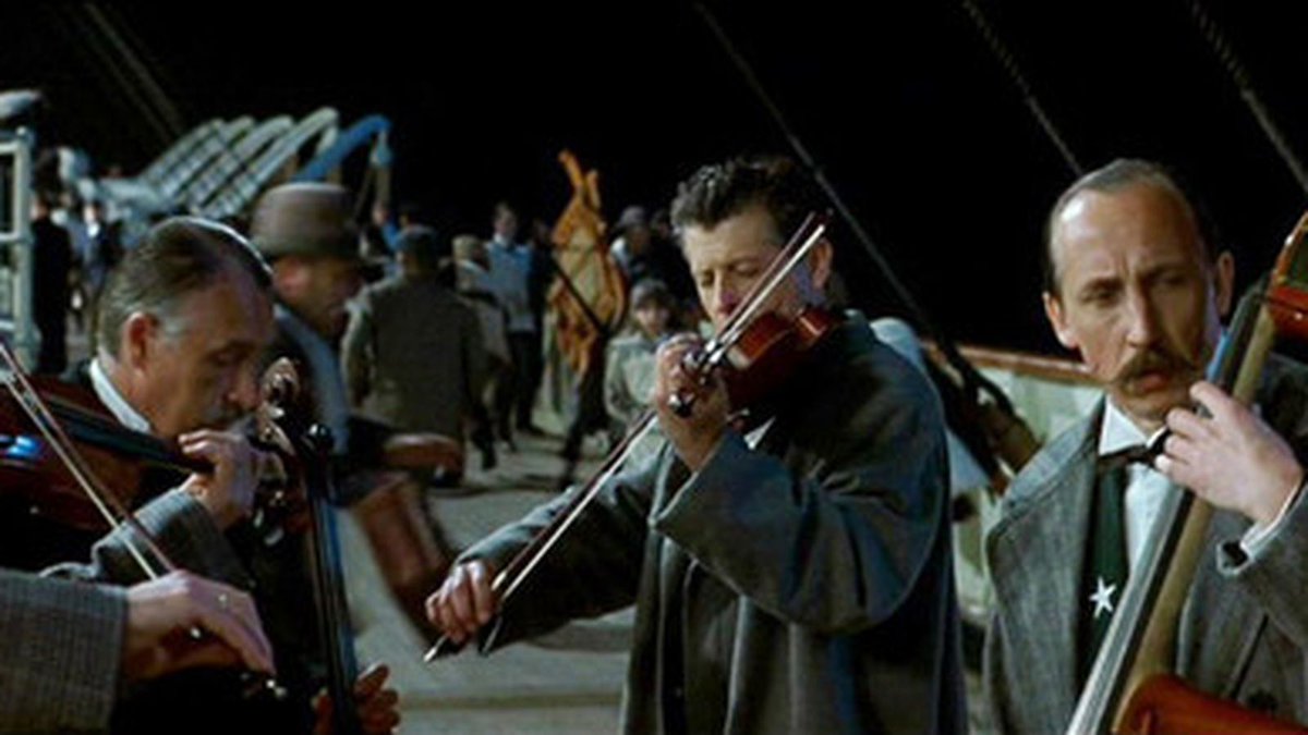 Cristinamilasa's tweet photo. Todo el mundo se está empezando a ir de twitter antes de que se hunda el barco, yo aquí sigo como la banda del Titanic

#RIPTwitter #TwitterOFF https://t.co/HhHA7bP4DF