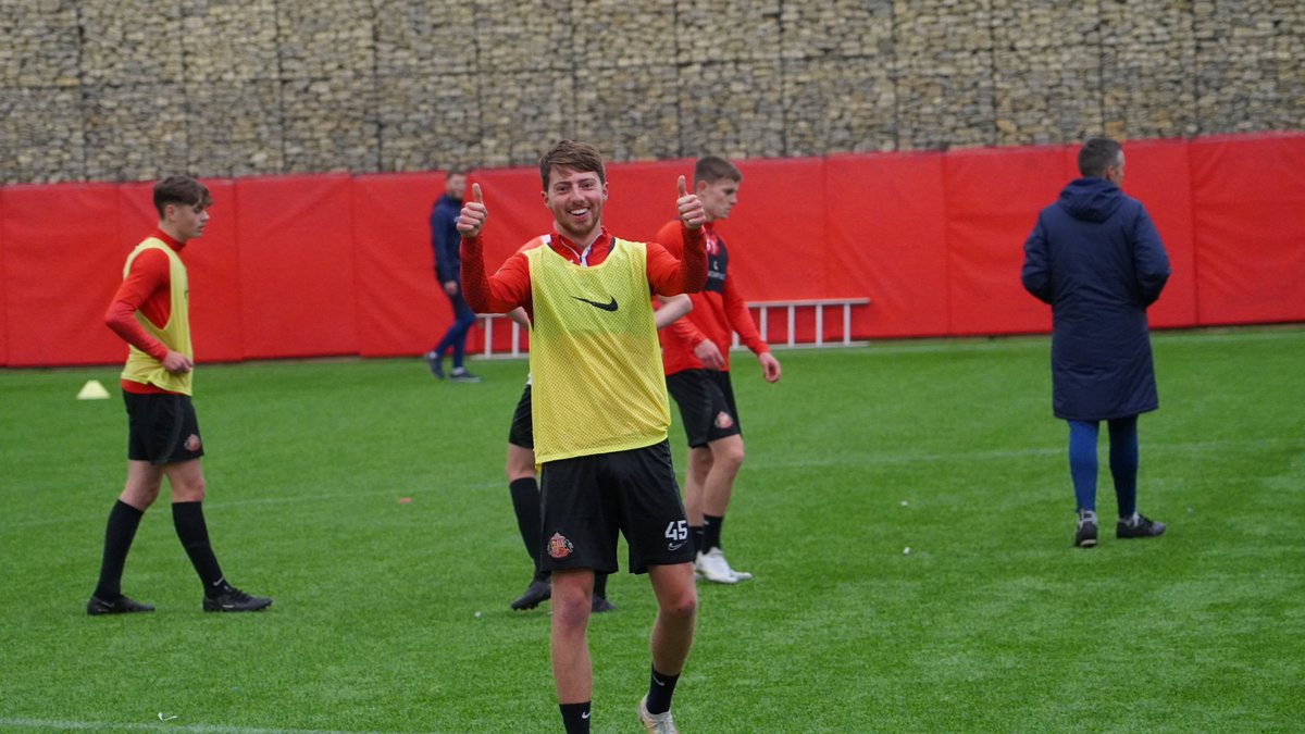 AcademyOfLight's tweet photo. 😤🏃‍♂️ All focus on Monday for Graeme, John and the U21s.

#SAFCAcademy | #PLCup https://t.co/hiW1VbrzKy