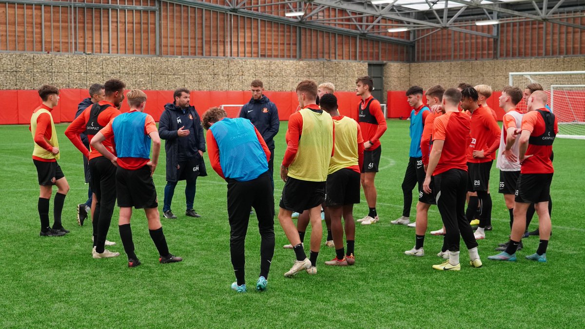 AcademyOfLight's tweet photo. 😤🏃‍♂️ All focus on Monday for Graeme, John and the U21s.

#SAFCAcademy | #PLCup https://t.co/hiW1VbrzKy