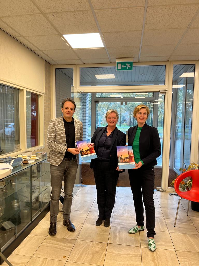 #DagvandeOndernemer Mooie kans om het  'aanvalsplan Techniek' nogmaals onder de aandacht te brengen. Margriet Bouma van @Metaalunie (m), geeft het plan aan gedeputeerde Overijssel Tijs de Bree en CDA 2e Kamerlid Hilde Palland.