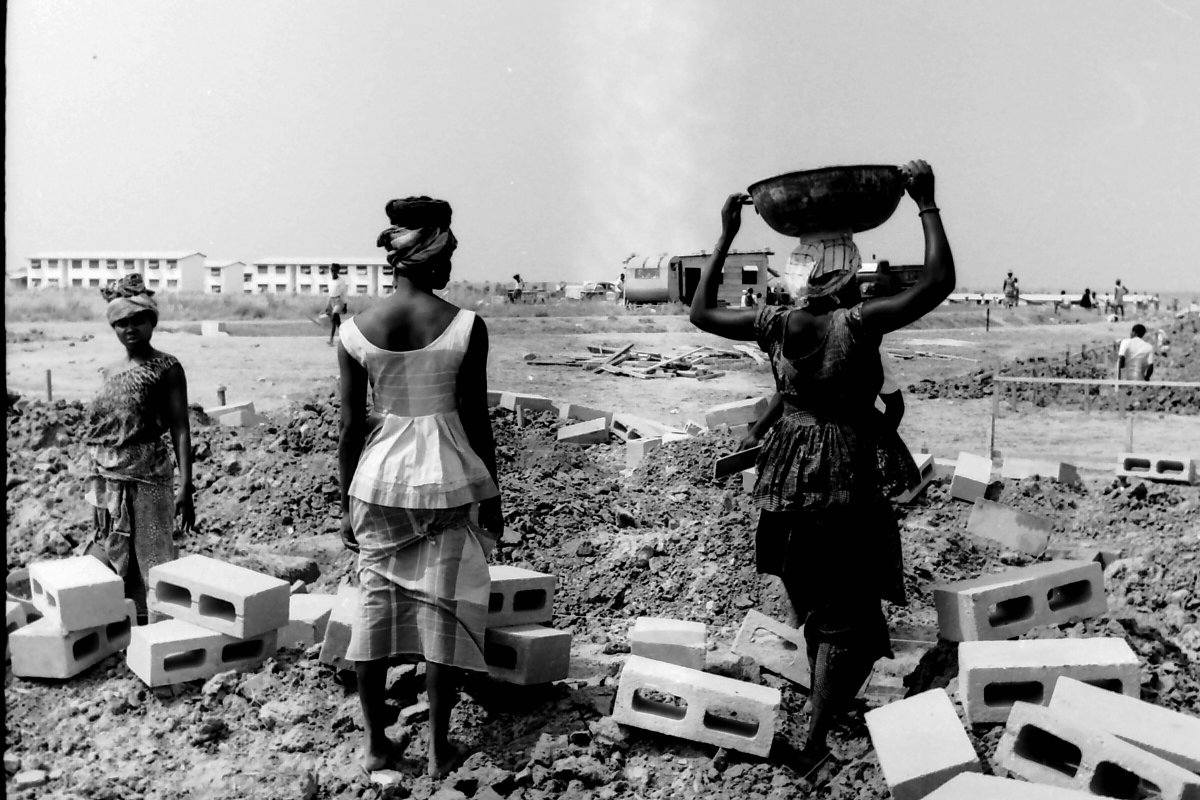 iaindjackson's tweet photo. Photographs of #Tema, #Ghana from 1950s. Taken by architect Michael Hirst, who had just qualified from @AASchool . Hirst lived in the Lasdun designed flats whilst designing some of the other housing, markets, and health facilities in the new town. https://t.co/hbZQ6qdz5O