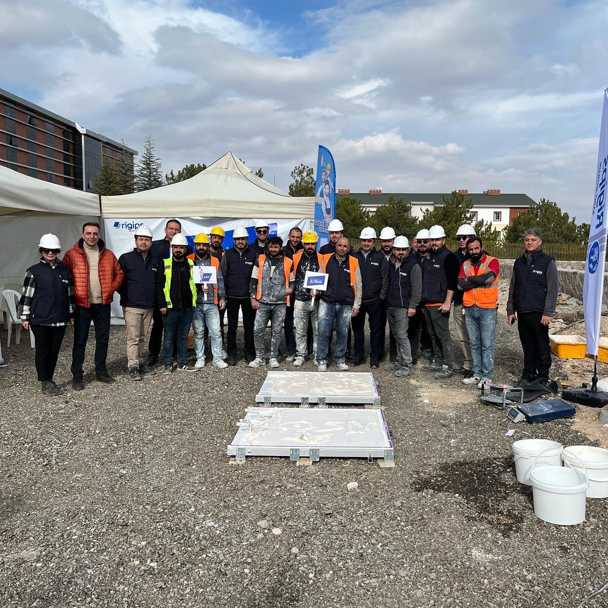 RigipsTurkiye's tweet photo. Rigips ile Bi’ Mola etkinlik serisi devam ediyor!
OSM İnşaat’ın Hacettepe Üniversitesi'nin Beytepe Kampüsü’nde yer alan şantiyesinde çok değerli ustalarımızla bir araya geldik. Birlikte yemek yiyerek PRFMAX®️ ürünümüzün demosunu gerçekleştirdik.
#Rigips https://t.co/DbE8DqAMp6