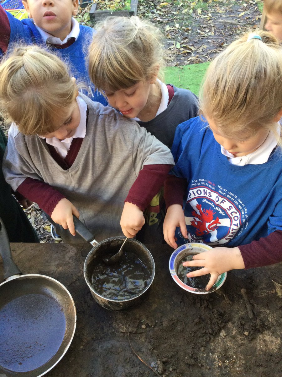 ThamesideSch's tweet photo. YSC have had a busy morning concocting dishes in the mud kitchen. Ask your child what they made today. #YSCtps #Year1tps #continuousprovisiontps #nolimtstps https://t.co/hu5ZiVj6Tf