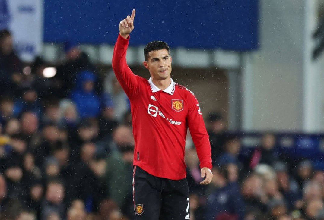 "Arabistan'dan gelen 350 milyon euroluk teklifi reddettiğin doğru mu?"

Ronaldo: Evet, aslında bu zordu. Ama futbol ile aramdaki bağ maddi değil. Hala kazanmak ve rekabet etmek istiyorum fiziksel durumum çok iyi ve gücüm buna yetiyor