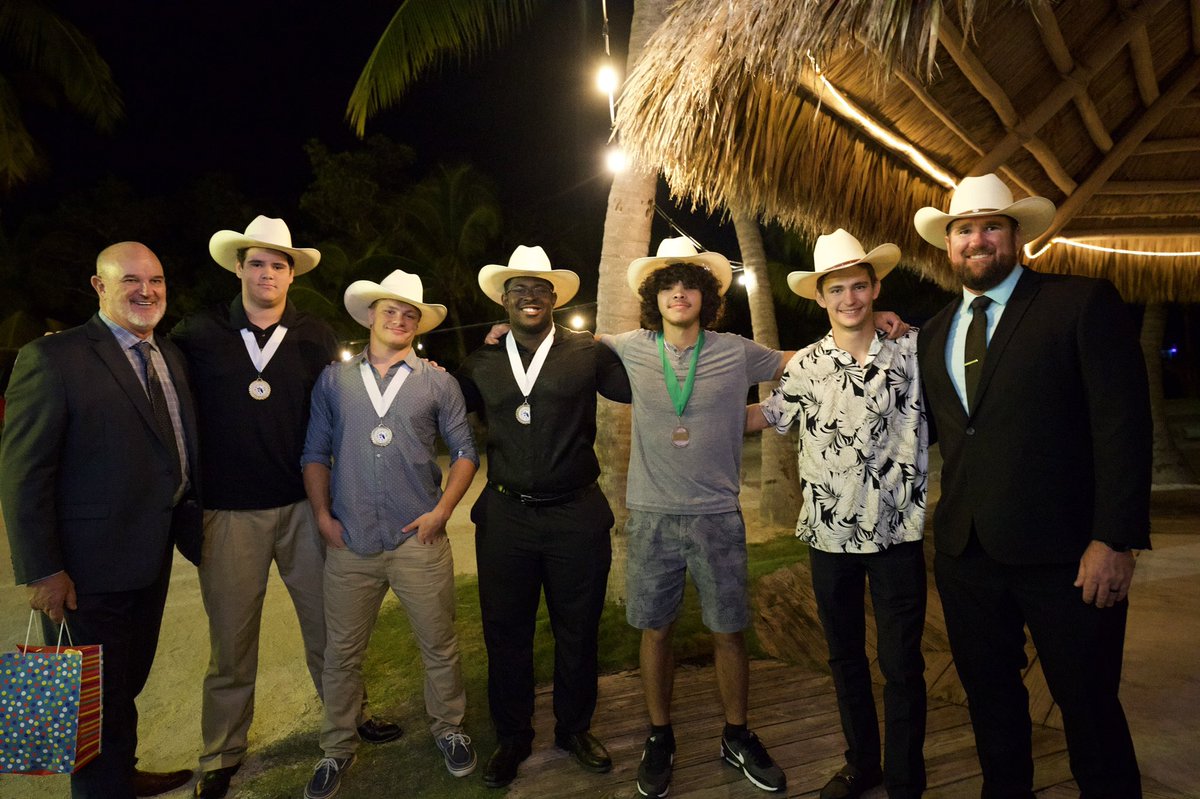 nadajonesphoto's tweet image. Somebody caption this! Coral Shores High School Football Awards #cshsfootball #hurricanesfootball #coralshoreshighschool #warriors #bestcoach @Xavyer_92 @chuckjacobsen30 @DantayDiorio