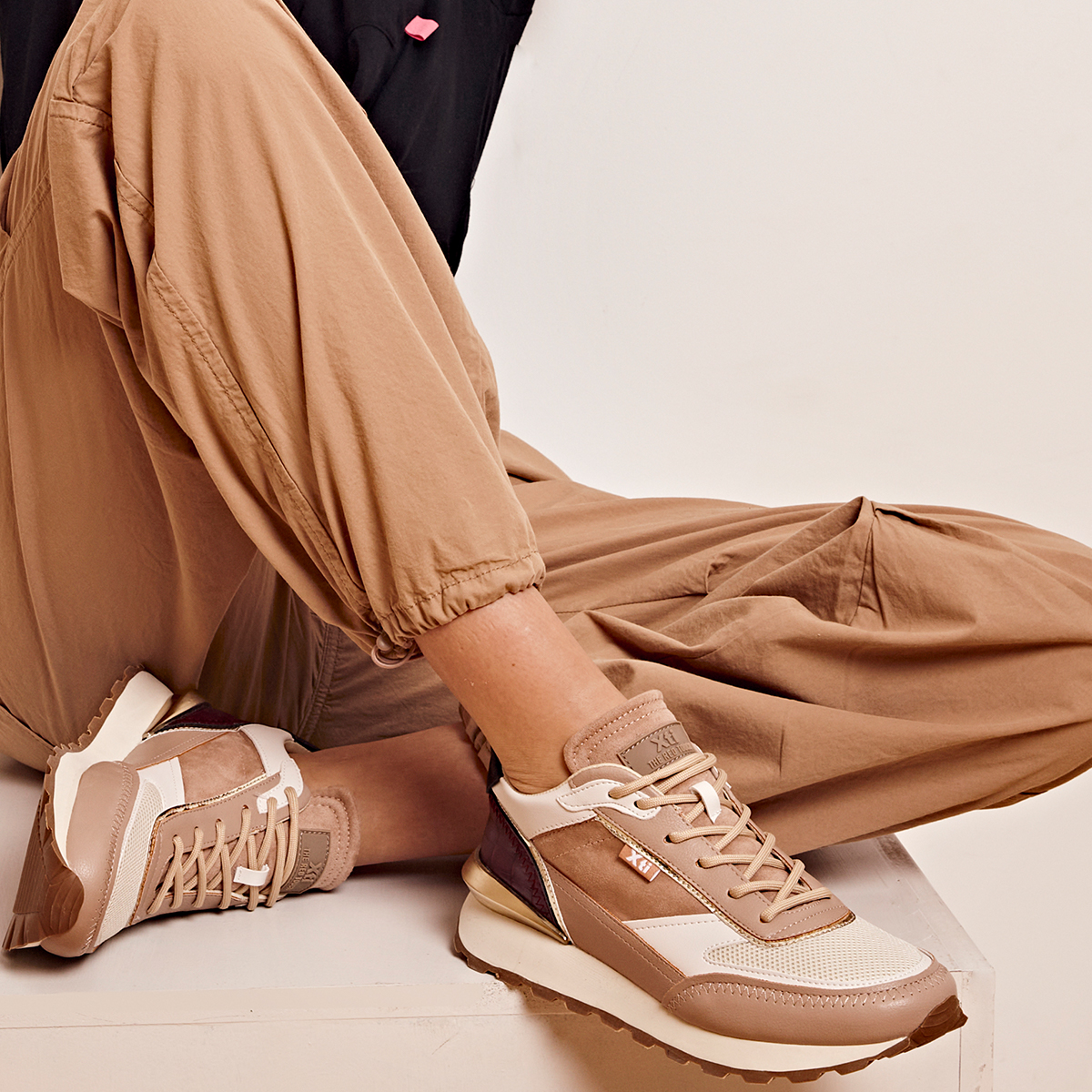 Ir cómoda siempre es algo esencial en nuestros estilismos.🤩 Echa un vistazo a nuestras sneakers para ir a la última sin dejar de lado la comodidad.

🔎#Ref. 140314 – 59,95€

#xti #xtishoes #newcollection #newin #autum #otoño #nuevacoleccion #shoes #sneaker #boots #ankleboots