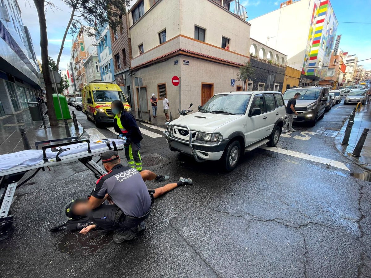 CGPCanaria's tweet photo. Colaboramos en accidente entre un coche y una moto en #LasPalmasDeGranCanaria hasta la llegada de los recursos sanitarios y @PoliciaLPA 

#CGPC
#GranCanaria https://t.co/GSvZs8tx8X