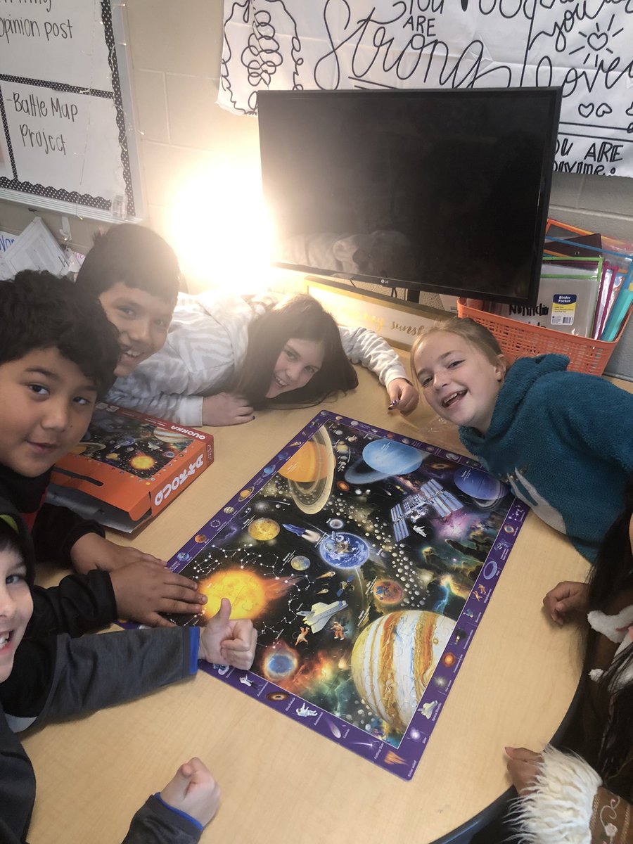 Morning choice of the week has been this solar system puzzle. They have been studying the planets in Spanish. The Ss were so happy to complete the 100 piece puzzle before the day began. #teamwork #morningchoice