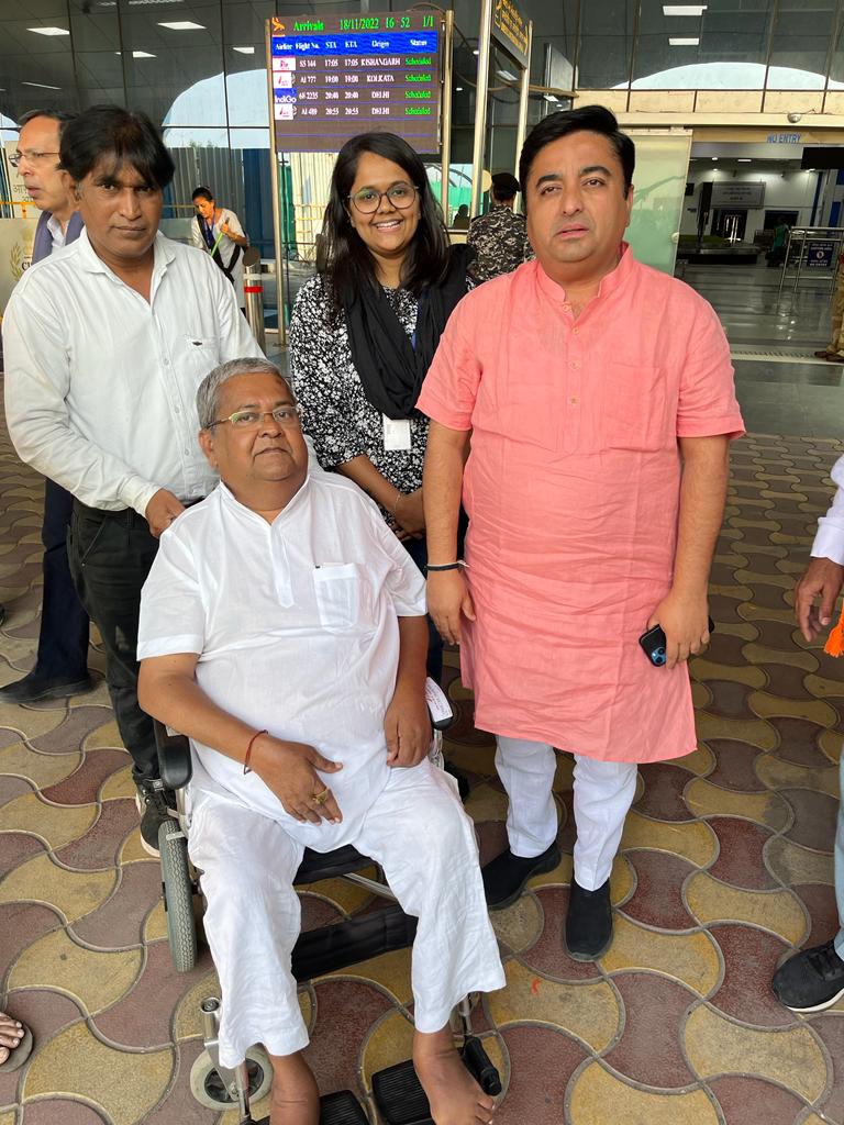 Shri Pradeep Singh Vaghela Sangathan General Secretary BJP, Gujarat today greeted with Padma Shri Kanubhai Taylor at Surat Airport.
<a href="/pradipsinhbjp/">Pradipsinh Vaghela</a>
 
<a href="/divyangnewschnl/">Divyang News</a>
 
<a href="/KanubhaiTailor/">Dr.Kanubhai Tailor (Padmashri Awardee)</a>